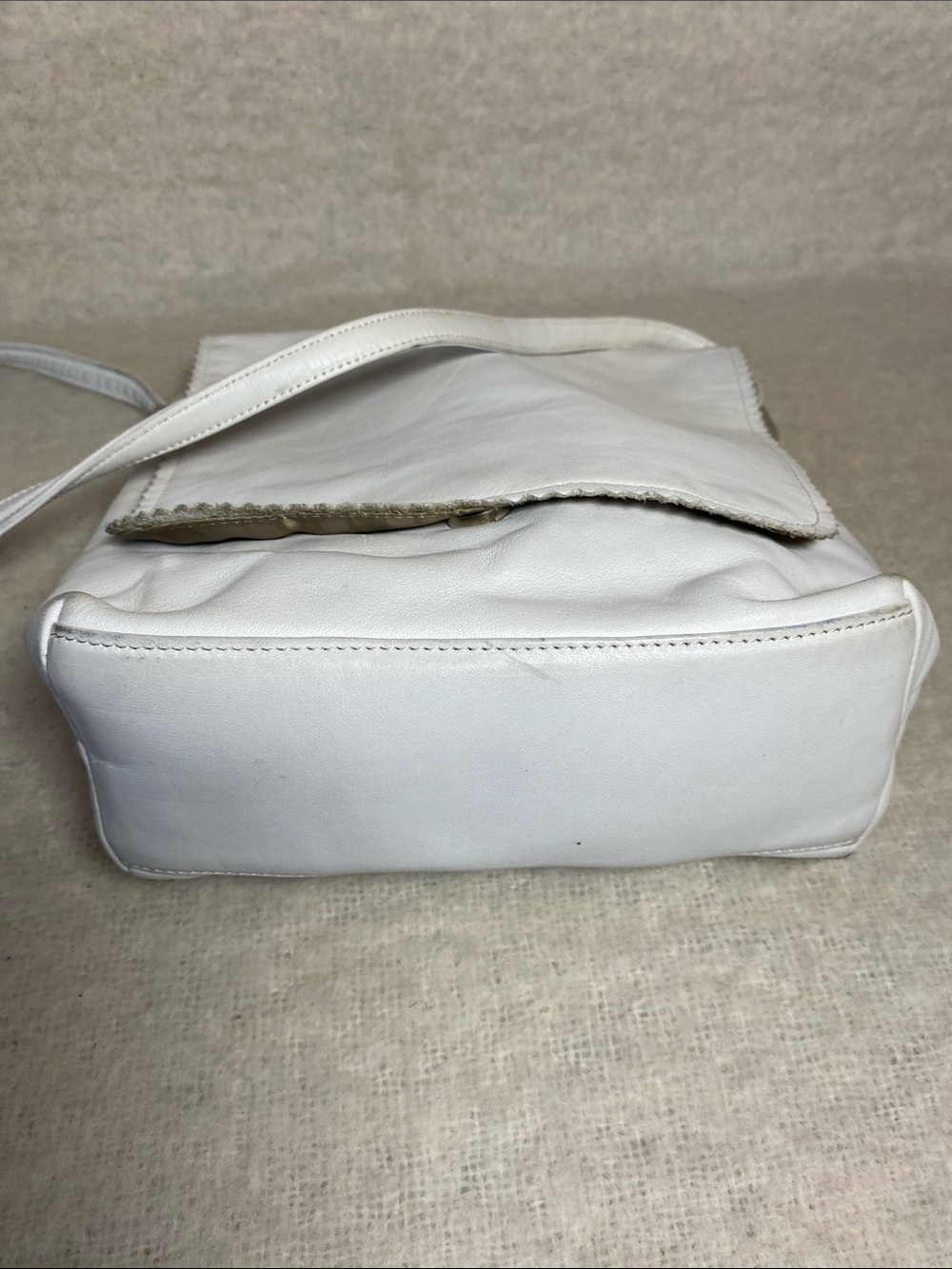 LC White Leather Crossbody Bag - Classic Everyday Shoulder Bag - Picture 7 of 10